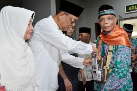 Lepas JCH Kampar Kloter 17 di Embarkasi Batam, Bupati Azis Pesankan Ini